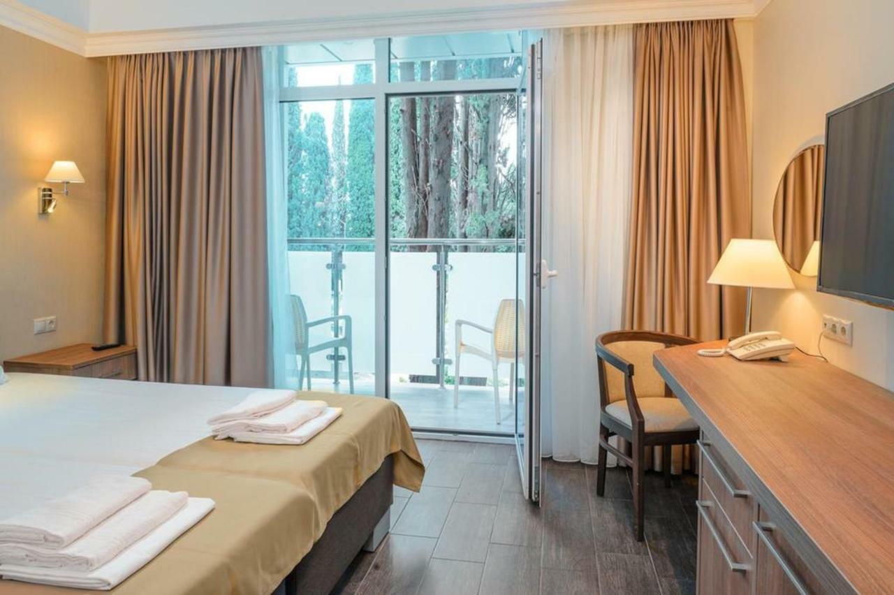 Hotel Cheluskintsev Гагра Екстер'єр фото